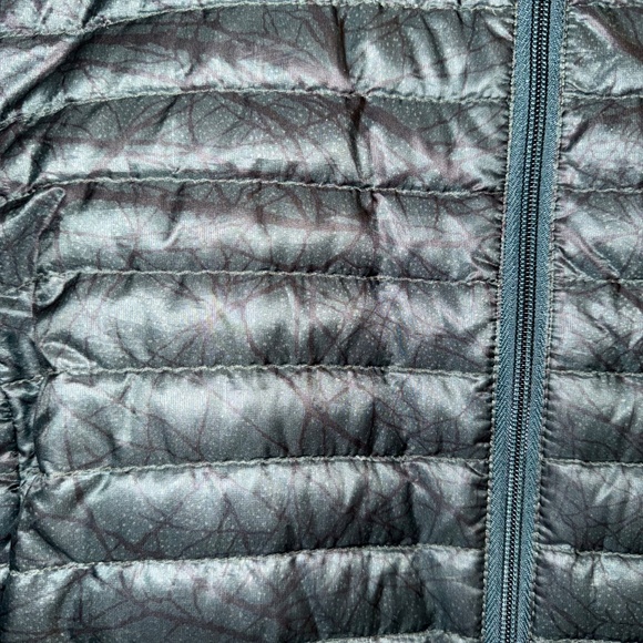 Patagonia Women’s Down Shirt/Shacket forest print - Picture 3 of 7